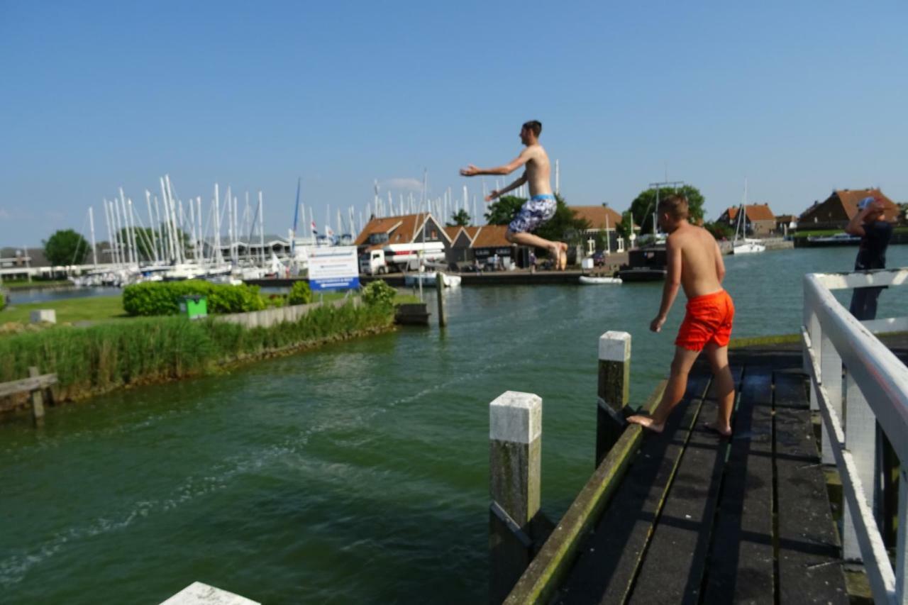 Vakantiehuisgalamadammen Met Ligplaats Boot Koudum المظهر الخارجي الصورة